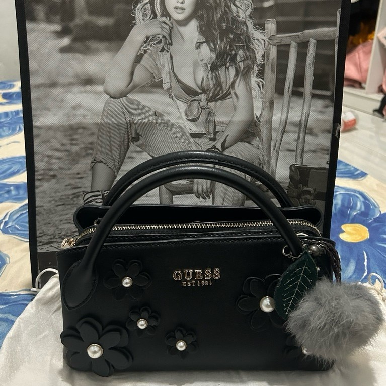 tas guess satchel