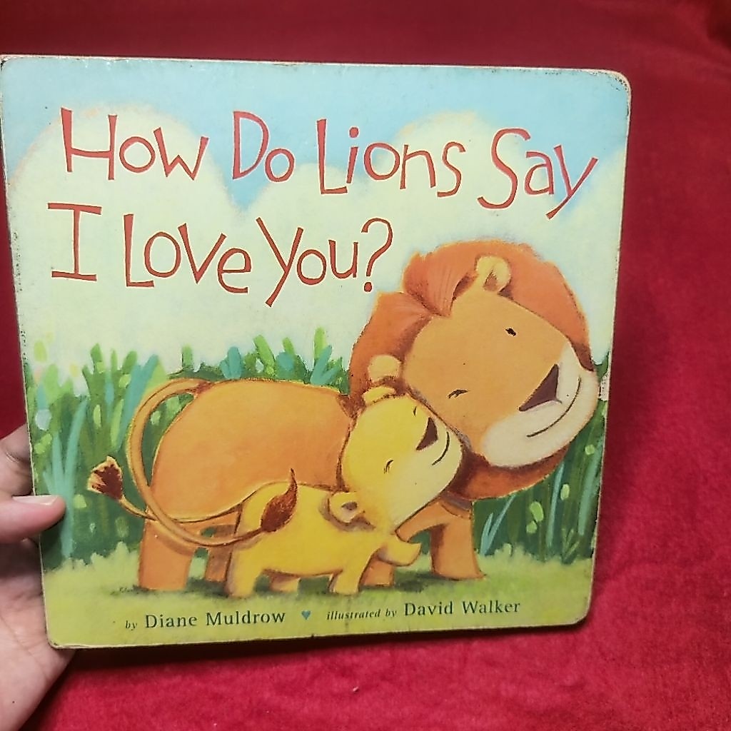 Preloved GOLDEN BOOKS Boardbook Anak "How Do Lions Say I Love You?"
