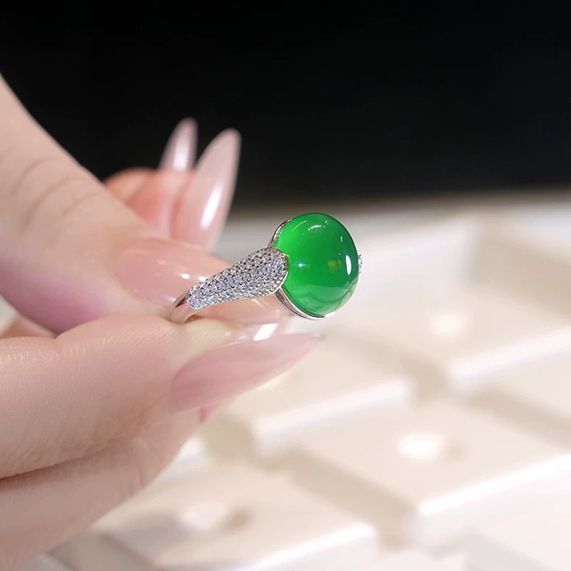 Cincin imitasi batu akik hijau gaya Tiongkok baru, menawan dan modis dengan kesan mewah.