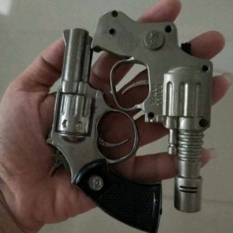 mainan logam bentuk pistol koboy bekas korek rusak