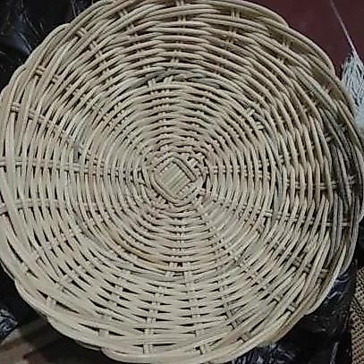 Neez Zarrotan Piring Makan Saji Anyaman Rotan Asli Cirebon Diameter 24 cm Warna Cantik Unik Kecil Ce