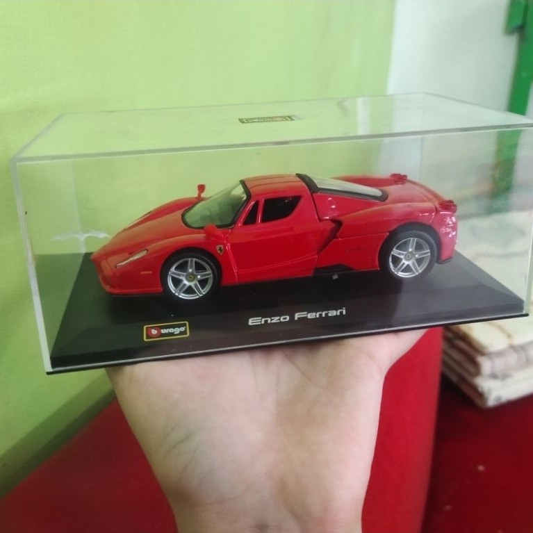 diecast mobil Burago Ferrari Enzo Ferrari