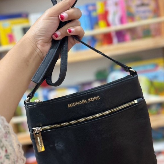 Michael Kors Leather Crossbody Bag - Taa Second/Tas Preloved/Tas Branded Preloved
