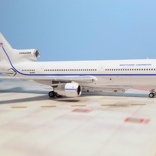Diecast Pesawat Northrop Grumman Stargazer - Lockheed L-1011-1 Tristar - N140SC dengan roket Pegasus