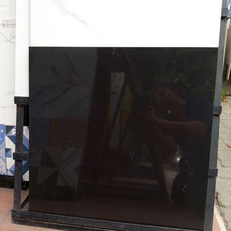 Granit Glossy Hitam polos 60 x 60