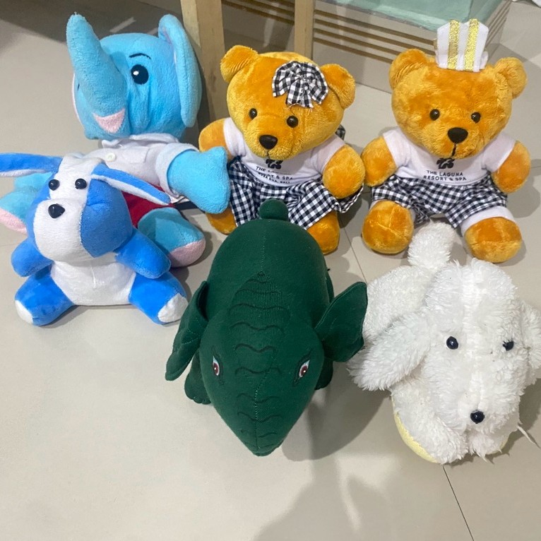 Boneka (beberapa adalah souvenir hotel)