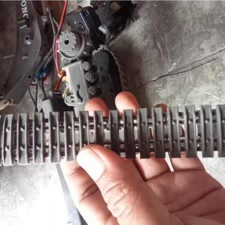 Karet rel rc excavator yigong