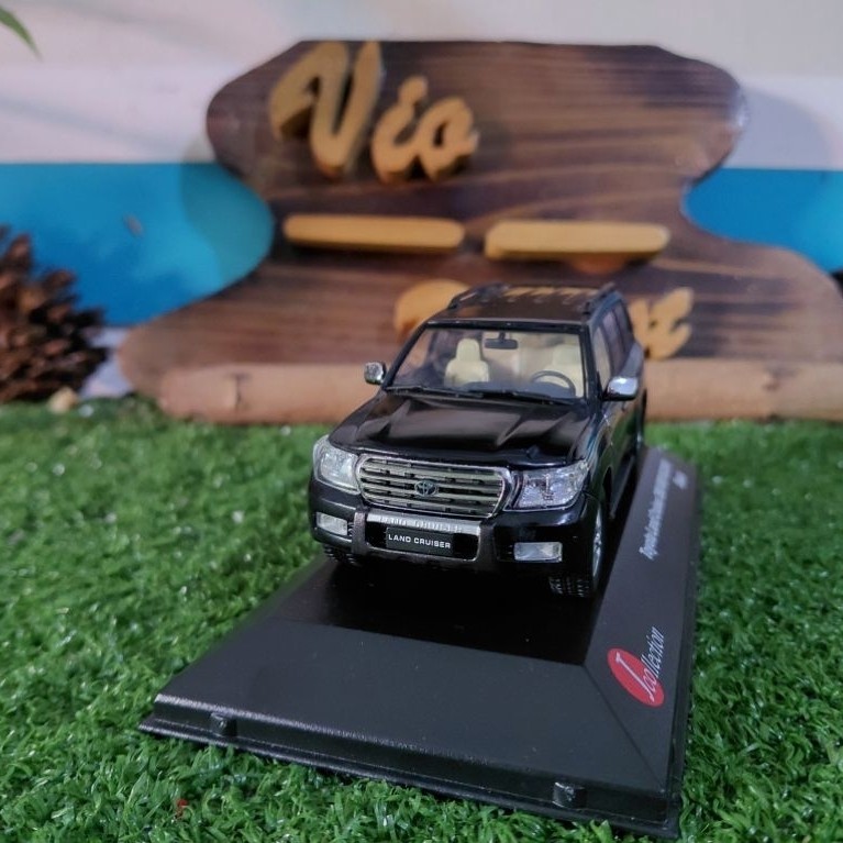Diecast Miniatur Toyota Land Cruiser 200 VXR V8 skala 1:43