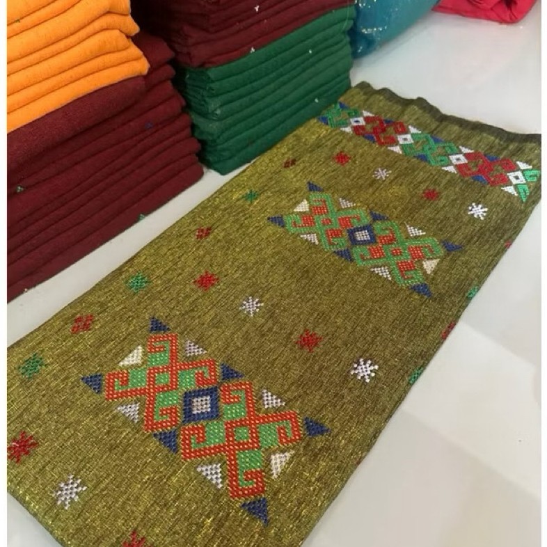 Kain Tenun Pabintik Motif Toraja Dengan Kombinasi Benang Emas