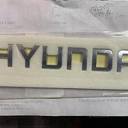 Emblem tulisan HYUNDAI mobil H1