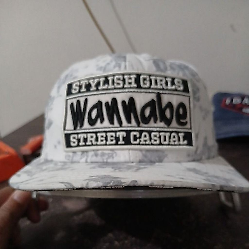 Topi snapback warna putih motif batik abu big logo bordir WANNABE second Original allsize stelan str