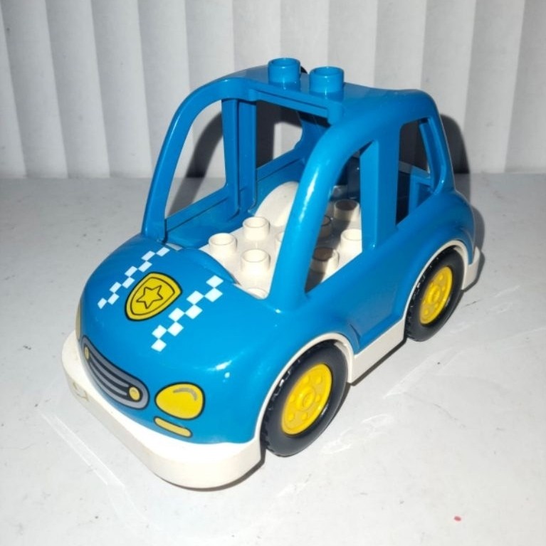 mobil polisi LEGO DUPLO.