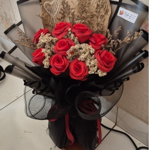 Buket Mawar Merah Elegan – Buket Wisuda / Kado Anniversary / Buket Bunga Artificial Premium Handmade