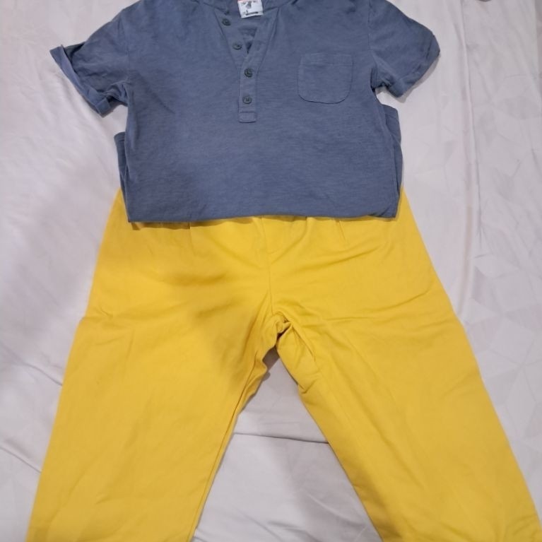 kickers kemeja biru dan celana kuning gaudi preloved