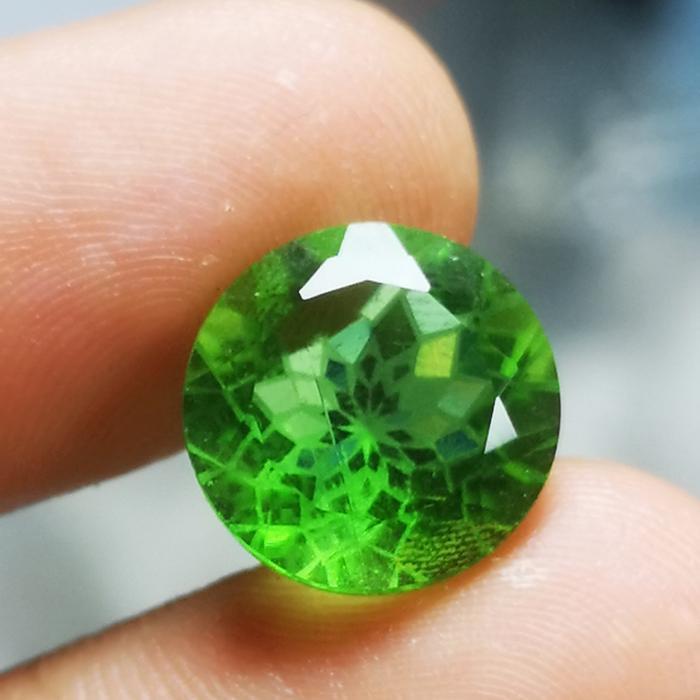 Batu permata natural moldavite