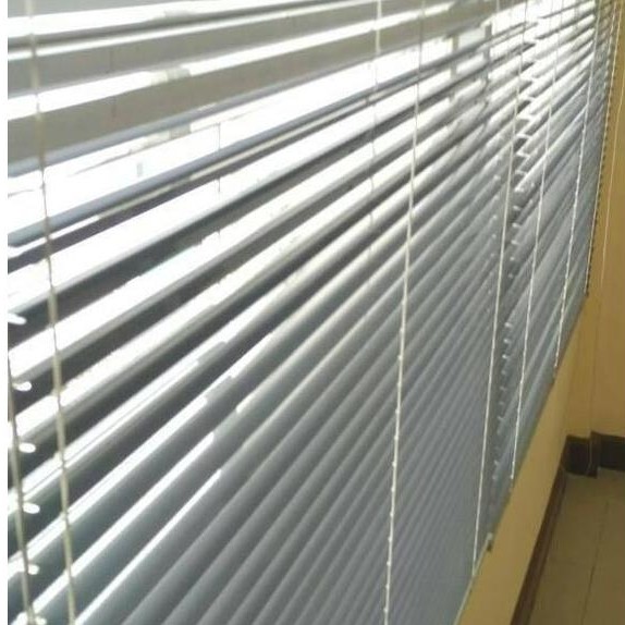 horizontal blind motif kayu