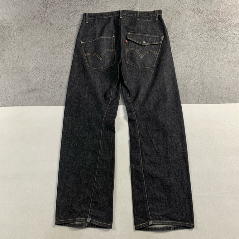 NV-146 Levis engineered loose fit jeans   Size 32x32 Lebar pinggang 88cm Panjang 110cm Paha 34cm Ope