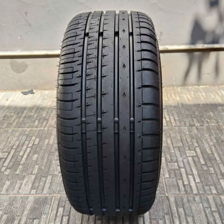 ban mobil second/copotan ukuran 215/40 R18