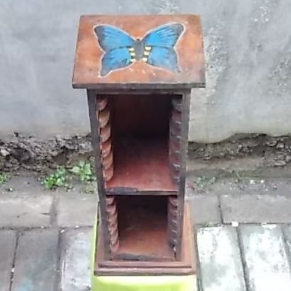 Rak kayu tempat kaset CD lawas
