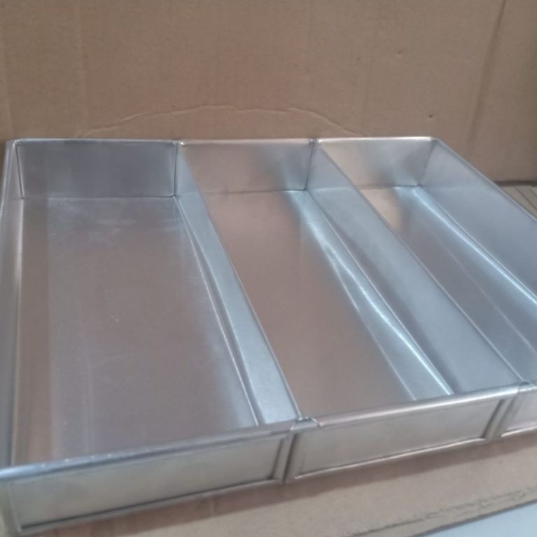 Loyang Lapis Surabaya Sekat 3 - Aluminium Tebal, Anti Karat, Anti Lengket, Ukuran 28x30x4cm