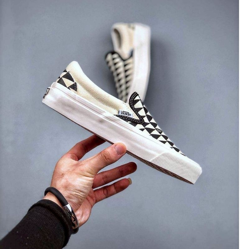 SepatuPilgrim Surf Supply X Vans Classic Slip On Off White Black