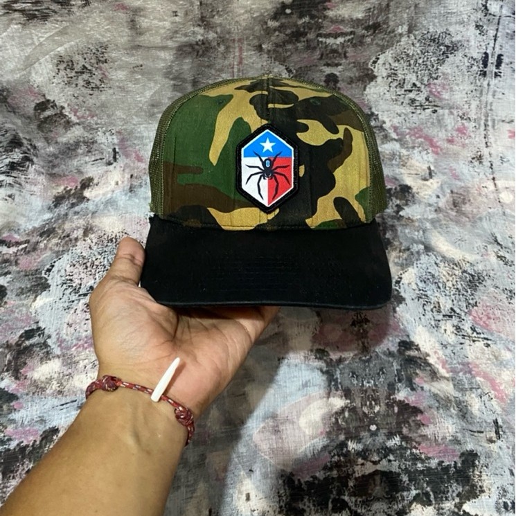 topi camo trucker