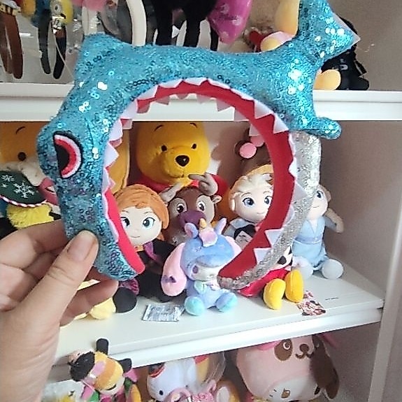 BANDO HIU PL UNIVERSAL STUDIO JAPAN JAWS DENGAN HIASAN PAYET BIRU BERBENTU HIU. BANDO BONEKA ORI. BA