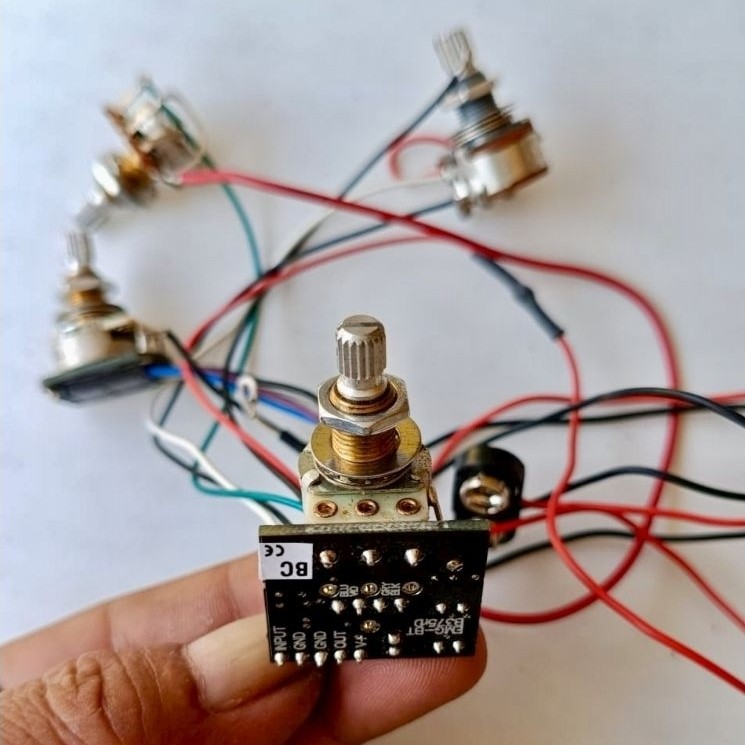 Priem Bass EMG Active Original Lengkap Wiring Harness Potensio Jack Baterai kondisi Bekas masih Norm