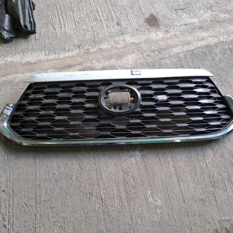 grill toyota zenix bekas