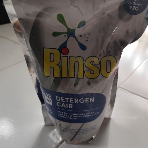Deterjen Cair Mesin Cuci Otomatis Kemasan 1,65 Liter Isi 6 Botol