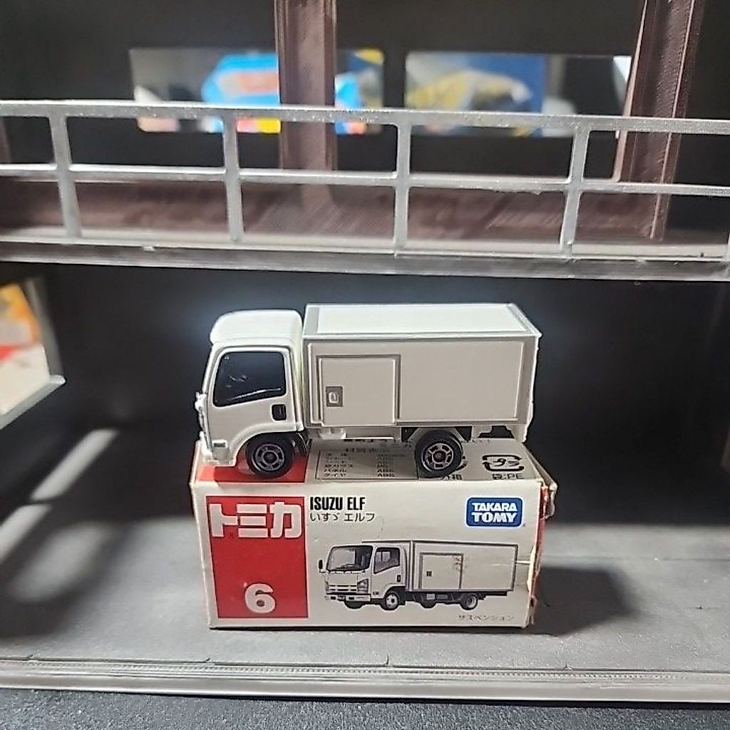 TOMICA Isuzu ELF