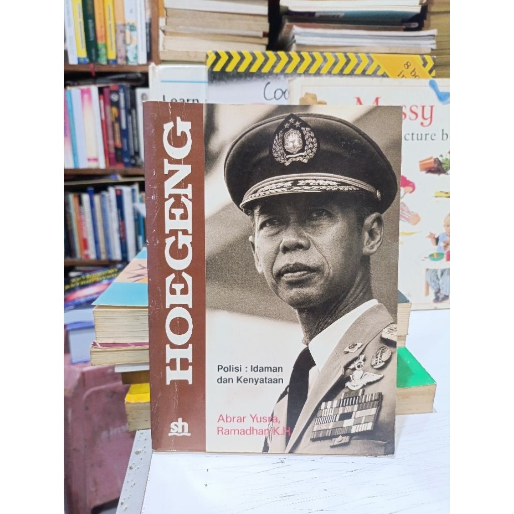 Buku Hoegeng : Polisi Idaman dan Kenyataan - Abrar Yusra
