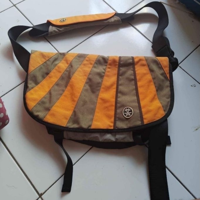 tas selempang crumpler