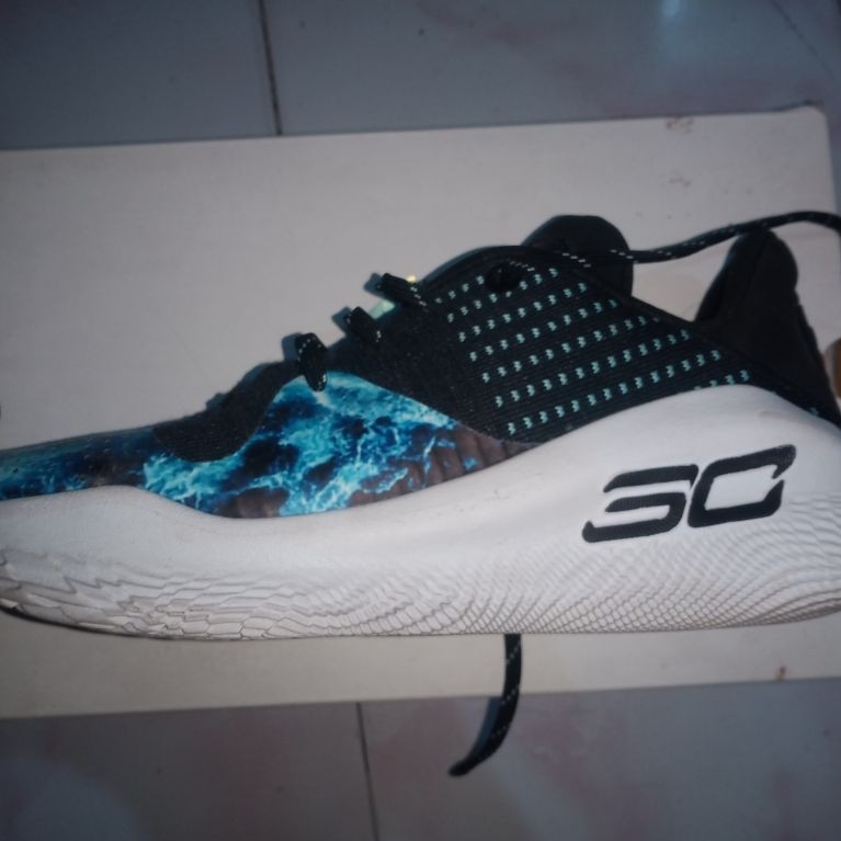 Curry 4 Low Flotro