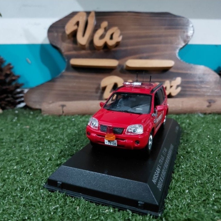 Diecast Miniatur Nissan Xtrail T30 merah skala 1:43