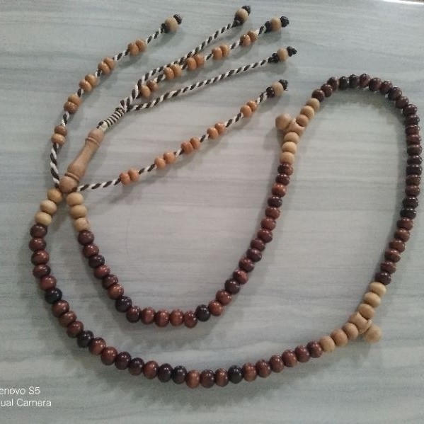 tasbih cantik 99 butir kombinasi kayu stigi dab cendana lokal rumbai tijani
