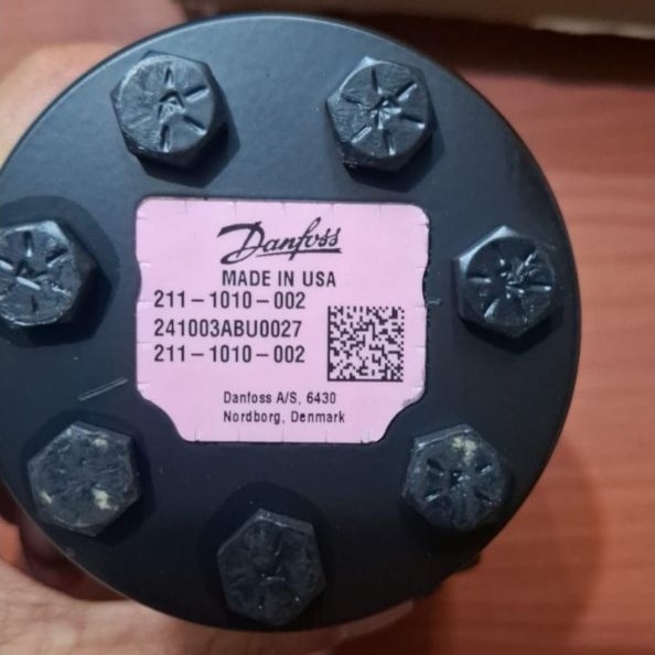 Steering valve Komatsu GD510 GD511. 23A-40-11101.211-1010-002.  Eaton Danfoss