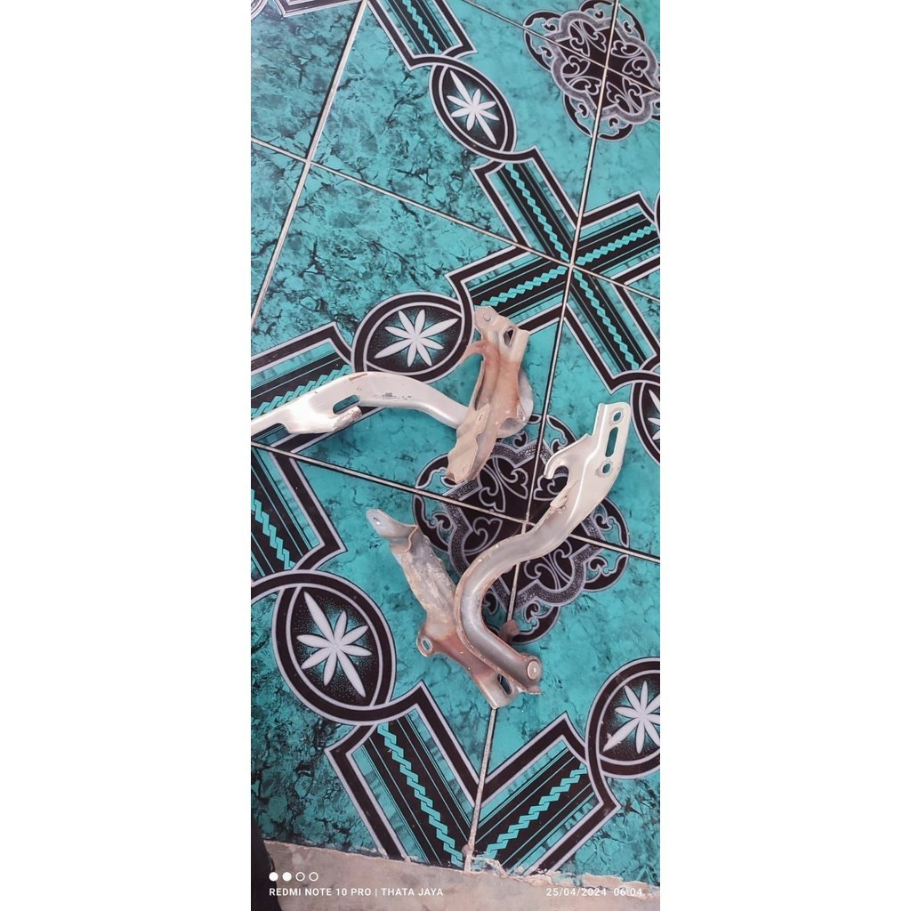 Engsel kap mesin suzuki x over sx4 rc 1