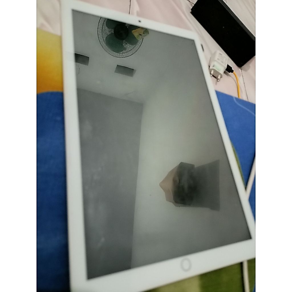 "Tablet Android Putih Silver Layar 10 Inch - Memori Internal Sistem 512GB (Unit Only)"