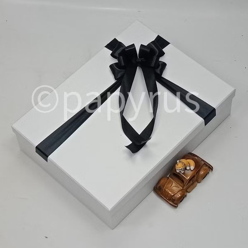 

PAPYRUS 30x40 Tinggi 10cm Kotak Kado Gift Box Hardbox Hampers V2