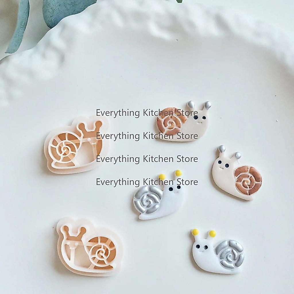 2pcs Snail Shape Polymer Clay Earrings Cutters Mirrored Set, Embossed Snail Clay Cutters for Jewelry
