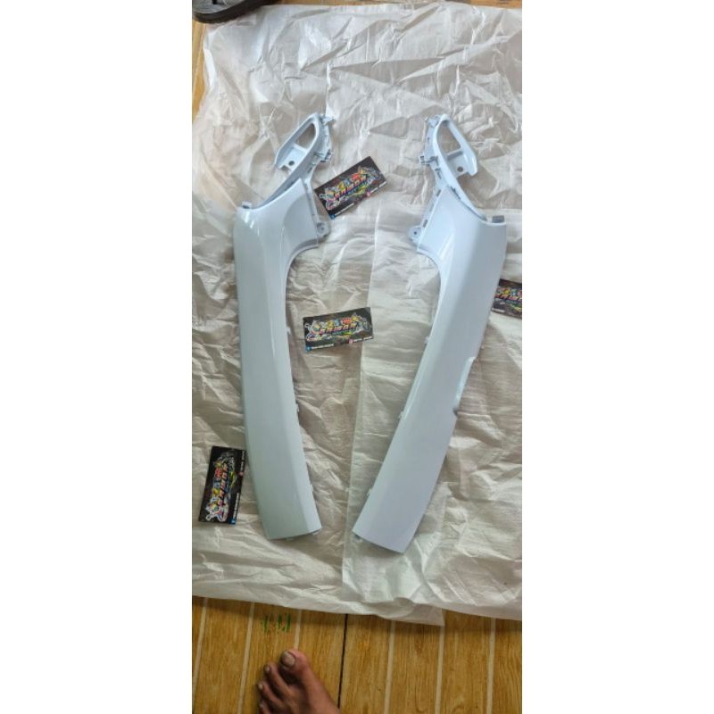 cover under side sirip dek bawahh putih glossy scoopy k2f 2022 2023 2024