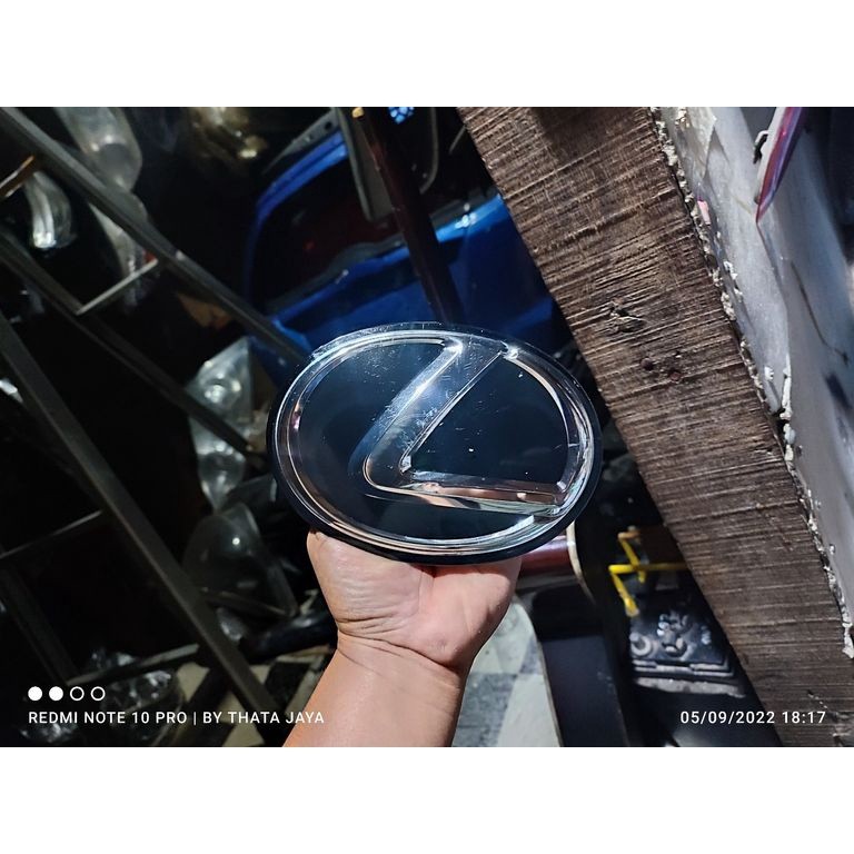 Embos logo emblem grill lexus original 90975-02117