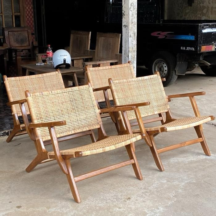 Kursi santai kursi malas anyaman rotan menggunakan bahan kayu jati kuat tahan lama