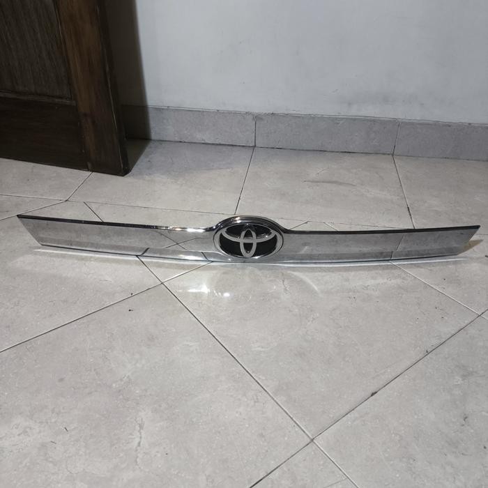 Trunklid List Pintu Belakang Chrome Mobil Calya Sigra