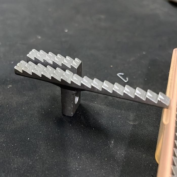 Feed Dog Mesin Jahit Obras Karpet/Carpet