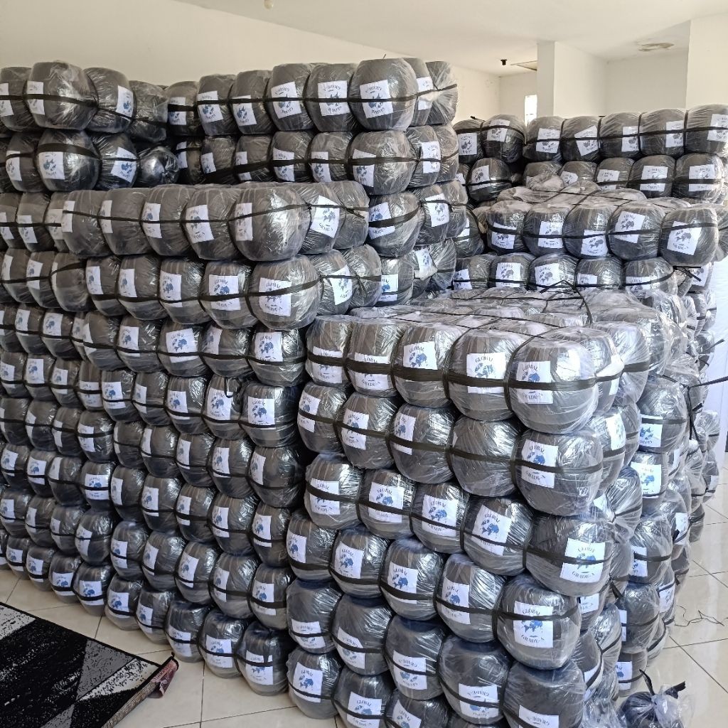 

(1 ball 15 gulung) Tali rafia 1 kg | Tali Rapia Hitam 1 kg Full | Tali rafia super jumbo