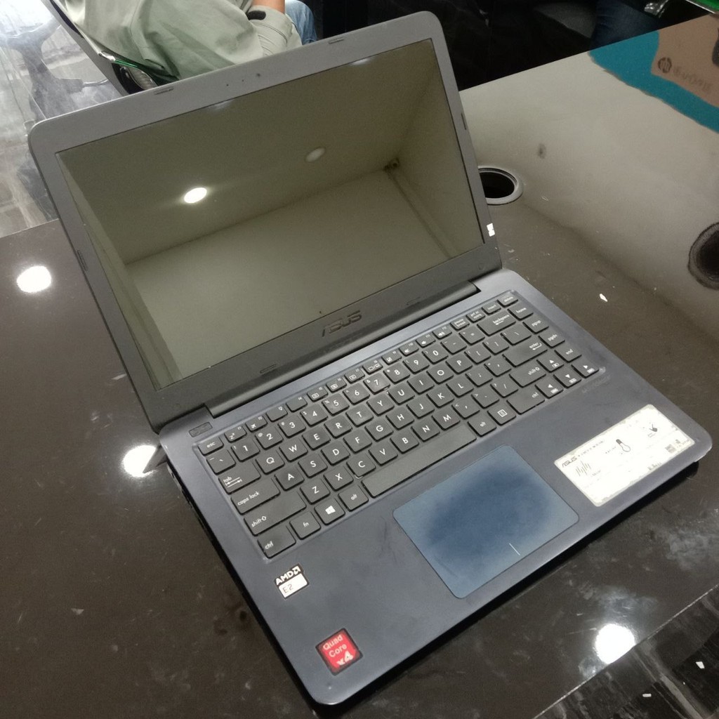 Laptop Asus E402WA AMD E2-6110/4GB/500GB Second mulus quad core