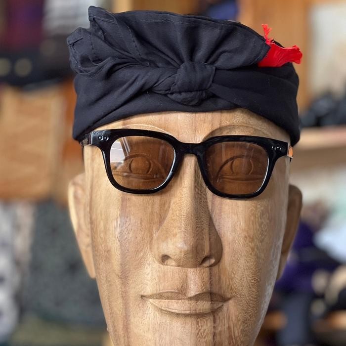 Udeng hitam lembaran kotak