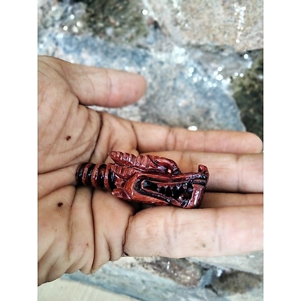 Liontin ukir naga bahan kayu bertuah galih nagasari